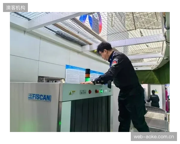 球队需应对频繁的机场等待与安检,非比赛日的精力消耗不容忽视。 球队需应对频繁的机场等待与安检,非比赛日的精力消耗不容忽视。